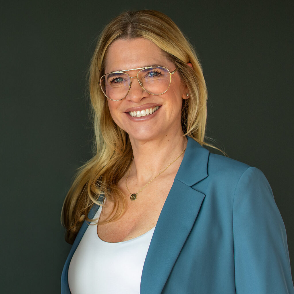 Bild von Tanja Hilbert, Gr&uuml;nderin der EMIL-Akademie f&uuml;r Emotionale Intelligenz & Leadership vor Ort in K&ouml;ln & Online. Emotionale Intelligenz & F&uuml;hrung auch durch Mimikresonanz, Mesource Design Thinking, Integrale Organisationsentwicklung und Facilitation f&uuml;r Fach- & F&uuml;hrungskr&auml;fte.