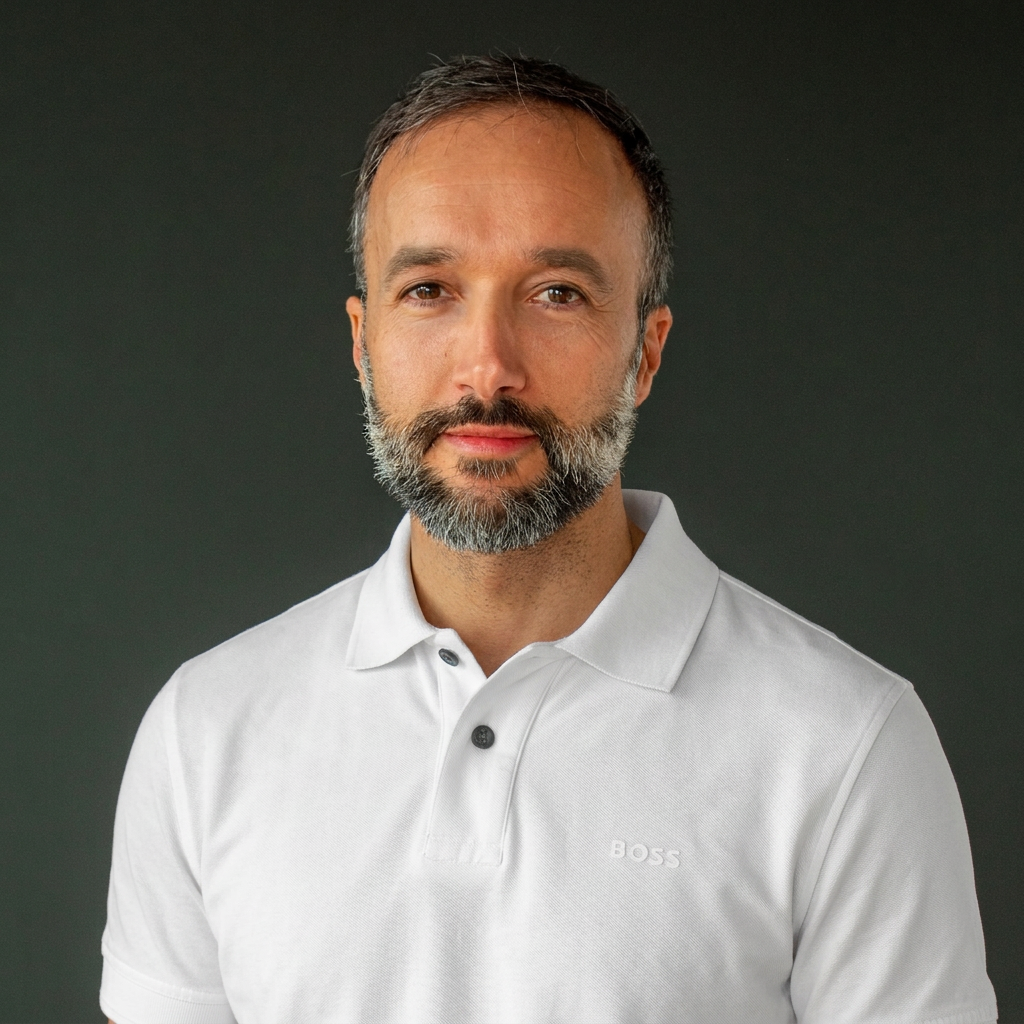 Foto Christopher Salmi - Gr&uuml;nder der EMIL-Akademie. Die EMIL-Akademie f&uuml;r Emotionale Intelligenz & Leadership vor Ort in K&ouml;ln & Online. Emotionale Intelligenz & F&uuml;hrung auch durch Mimikresonanz, Mesource Design Thinking, Integrale Organisationsentwicklung und Facilitation f&uuml;r Fach- & F&uuml;hrungskr&auml;fte.